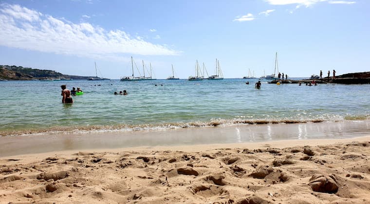 Cala Tarida mit Segelschiffen