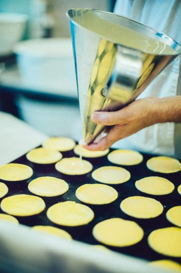So werden die Pastéis de Nata zubereitet (Fotocredit: Thea Neubauer)
