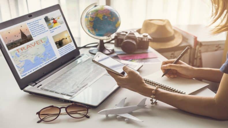 Frau am Laptop und plant ihren Urlaub