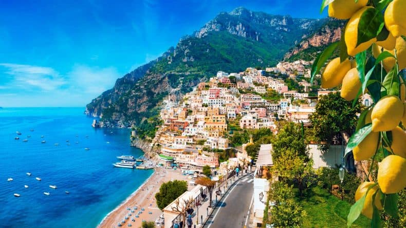 Blick auf die wunderschöne Amalfiküste am Thyrrenischen Meer in Italien.