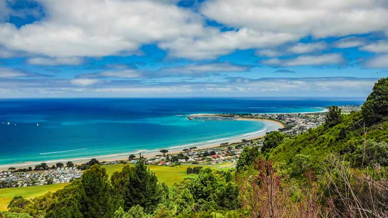 Die Küstenstadt Apollo Bay im Süden Australiens mit langem Sandstrand und umgeben von der Natur des Regenwaldes.